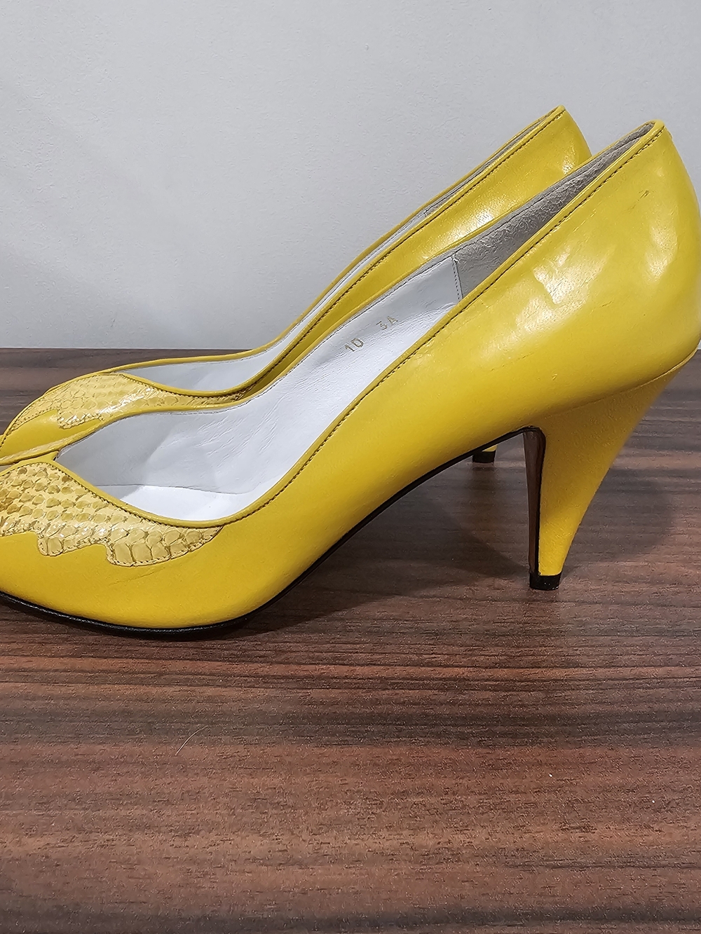 Andrew Geller Yellow Snakeskin Peep Toe Heels Size 10 AA Narrow Italian Leather - Picture 2 of 8